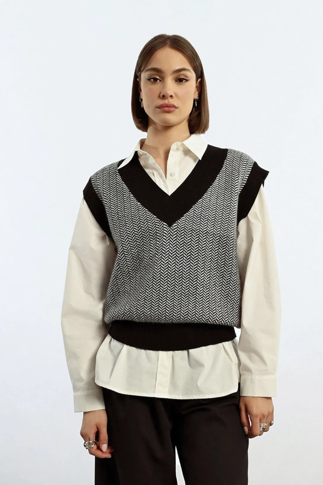 KNITTED SLEEVELESS SWEATER